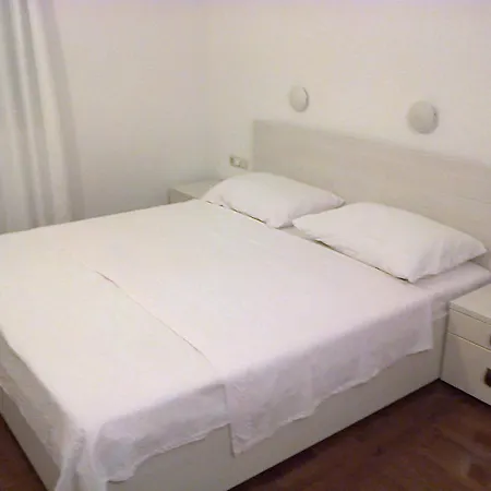 Apartment In Okrug Gornji 6167