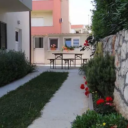 Apartment In Okrug Gornji 6167