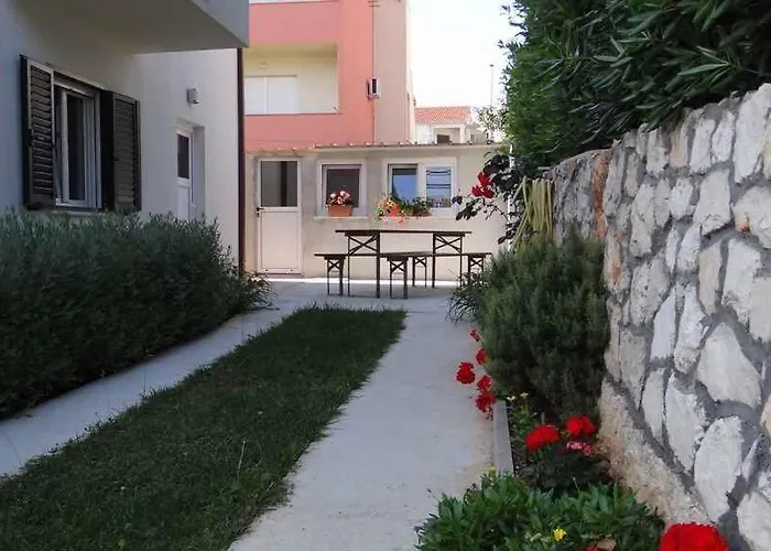 Apartment In Okrug Gornji 6167