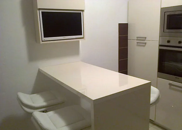 Apartment In Okrug Gornji 6167